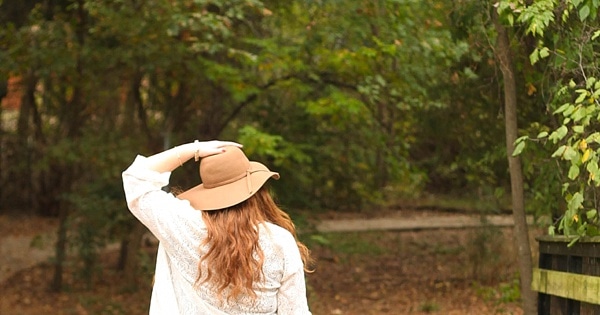 A floppy hat is my new go-to accessory for fall fashion!_0010