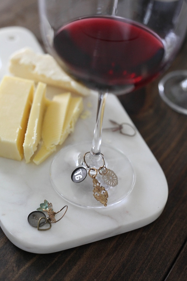 Have you ever thought of making your own wine charms? They are great for parties both for guests to use and enjoy and to take home with them at the end of the night. These are so cute!