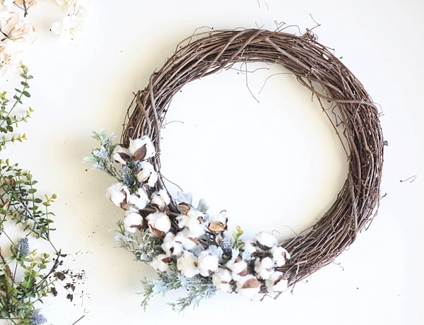 This-easy-DIY-Fall-wreath-from-www.runtoradiance.com-is-so-cute-and-can-be-put-together-in-under-an-hour.-Love-it_0010