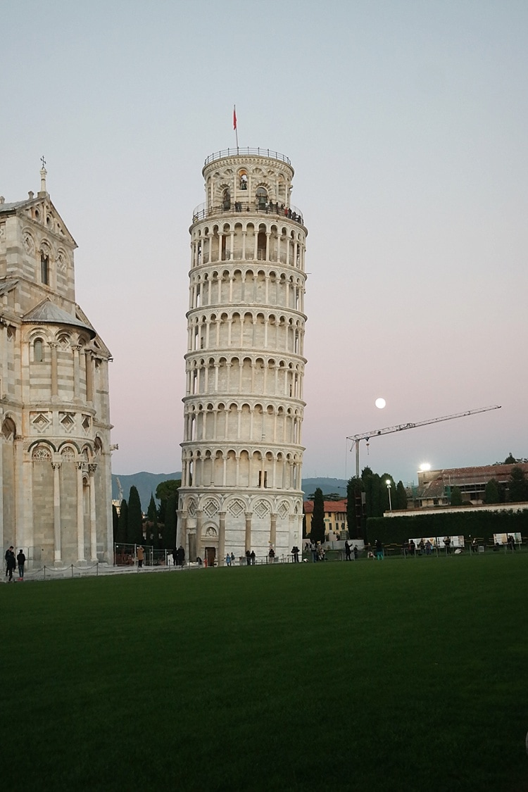 Pisa at sunset / leaning tower of pisa / tuscany italy