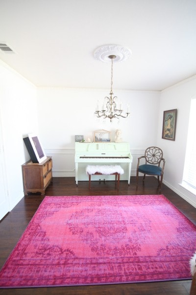 This room is filled with my favorite colors- mit, white and pink! I love that painted piano and pink rug.