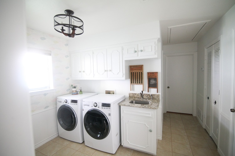 This laundry room makeover is awesome! It's bright and full of personality- check it out!