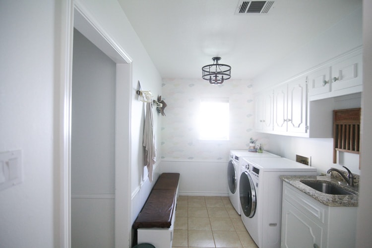 This laundry room makeover is awesome! It's bright and full of personality- check it out!