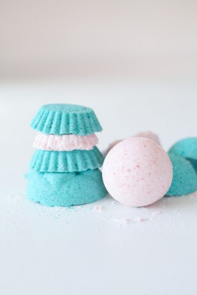 These easy diy bath bombs are awesome and took just a few minutes to make! They smell so good thanks to essential oils… they are just as good as the ones at Lush! I love bath bombs!