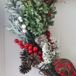 Easy diy Christmas wreath for the front door! This rustic grapevine wreath takes just minutes to make! #christmasdiy #easydiy #christmaswreath