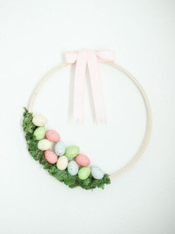 Love this super easy DIY Easter wreath idea for the front door, made with an embroidery hoop!