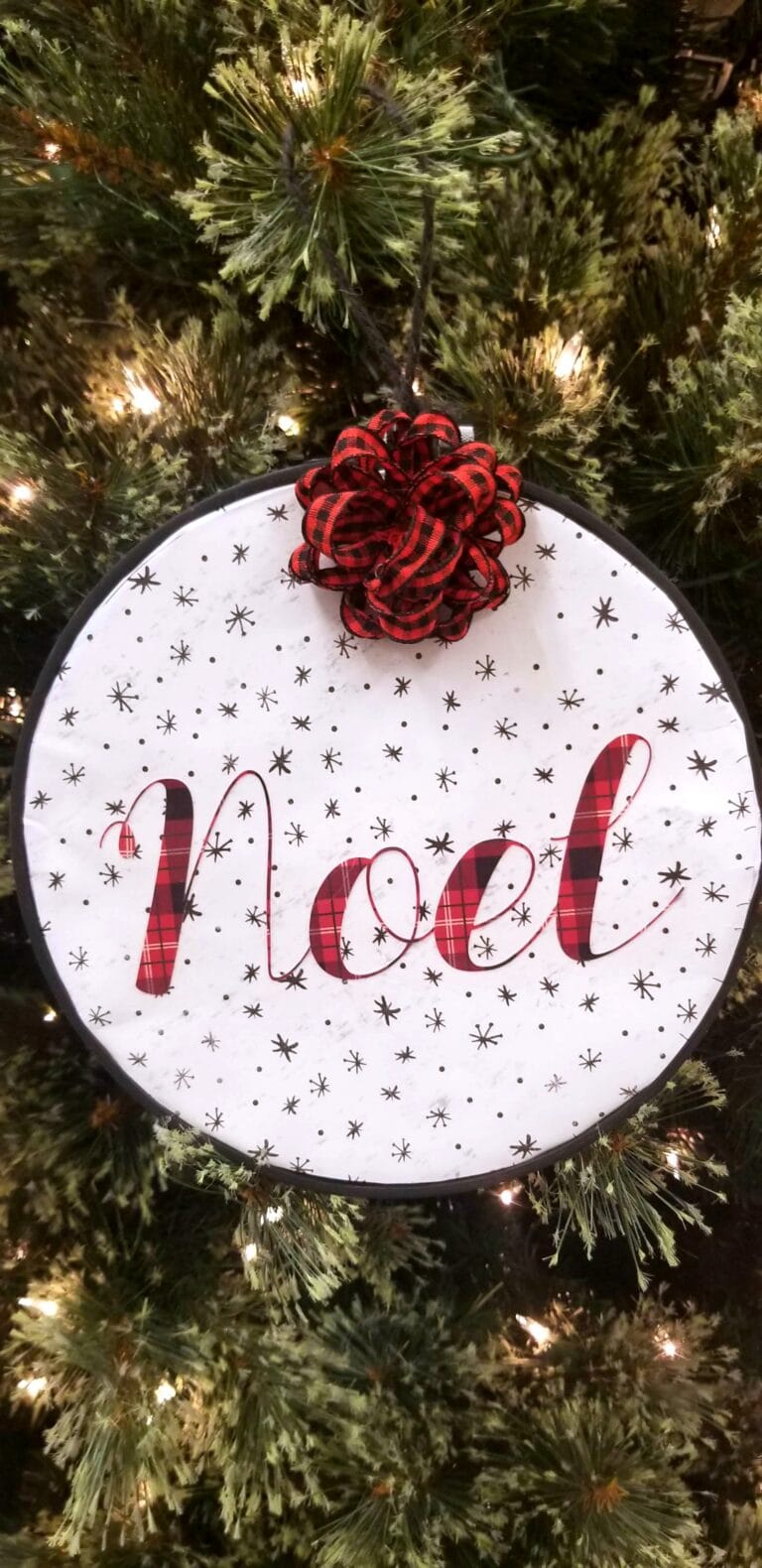 Video: DIY Embroidery Hoop Ornament {Cute Cricut Christmas Idea}