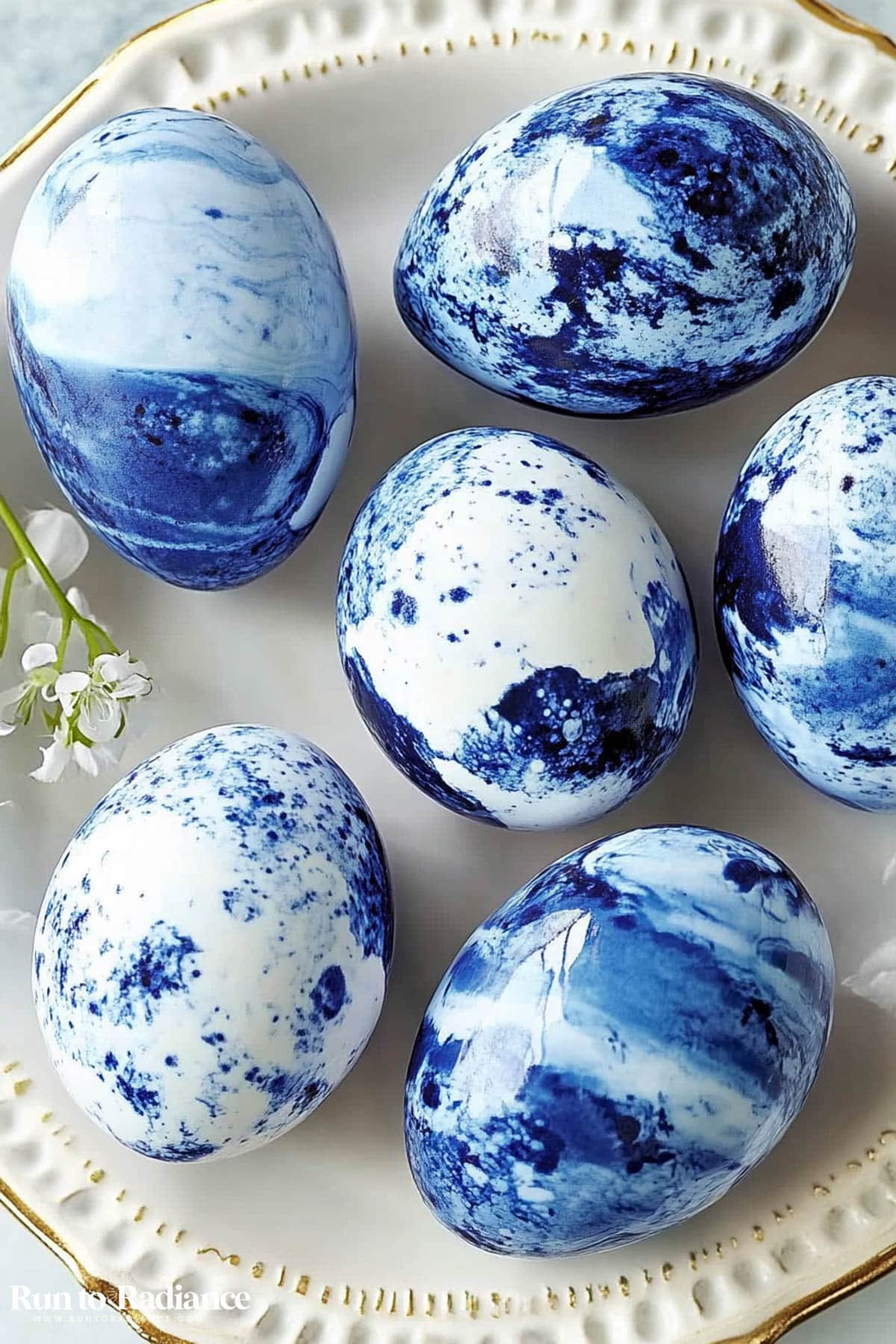nail polish marbled Easter eggs idea