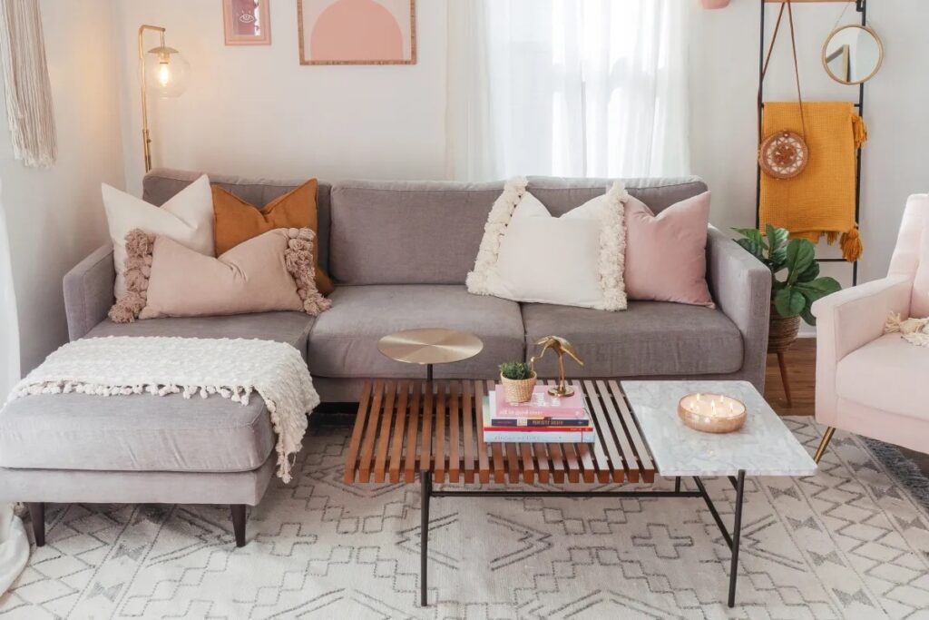 how to style throw pillows with odd numbered groups