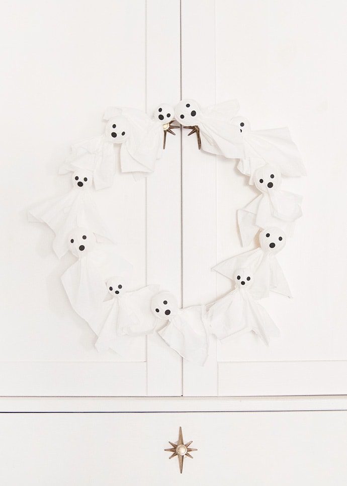 Simple ghosts formed into a circle for Halloween wreath ideas.