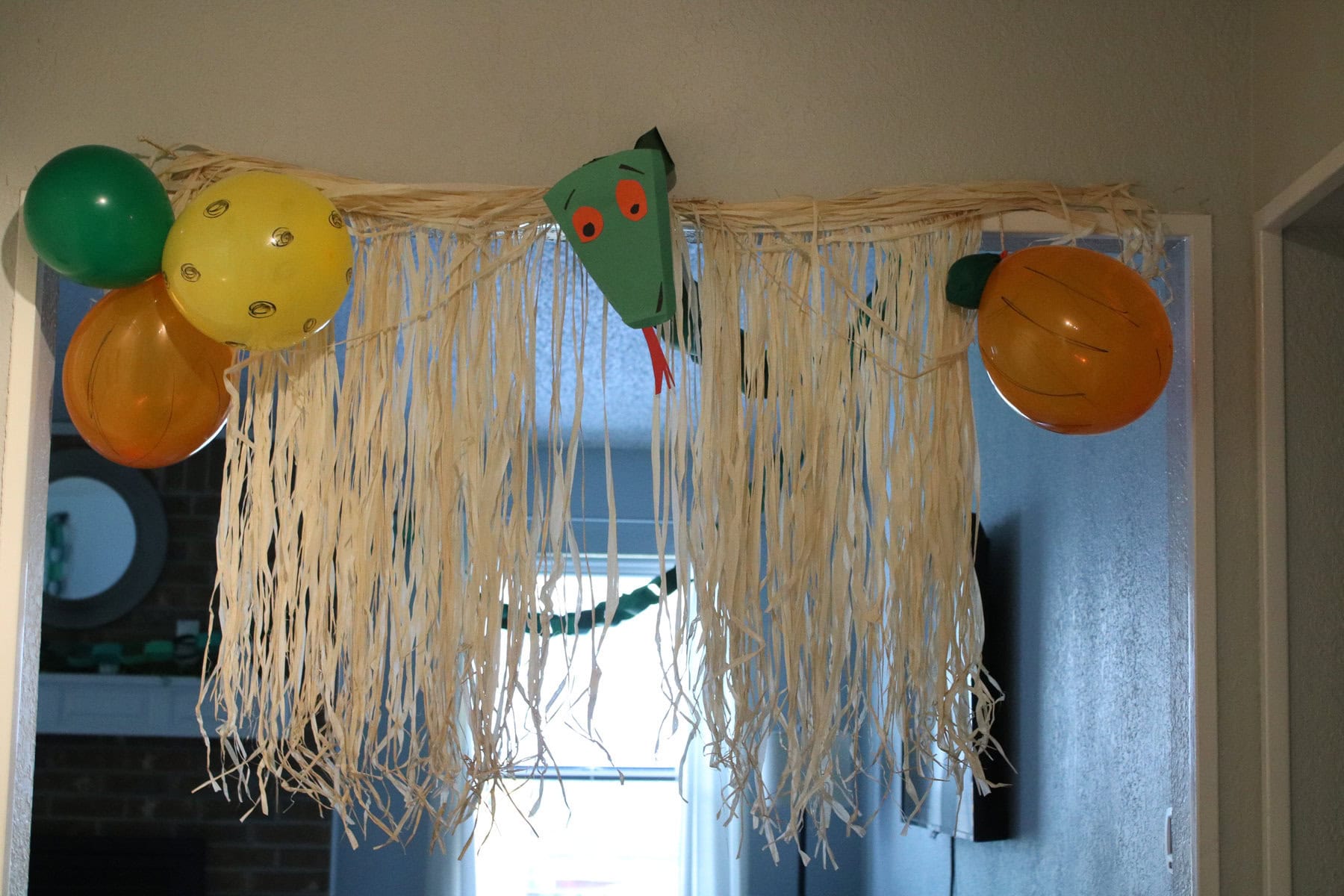 grass skirt garland with big lizard and balloons